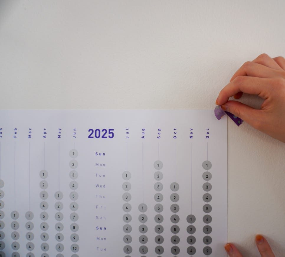 바이올렛 바탕의 포스터 달력 전체 컷