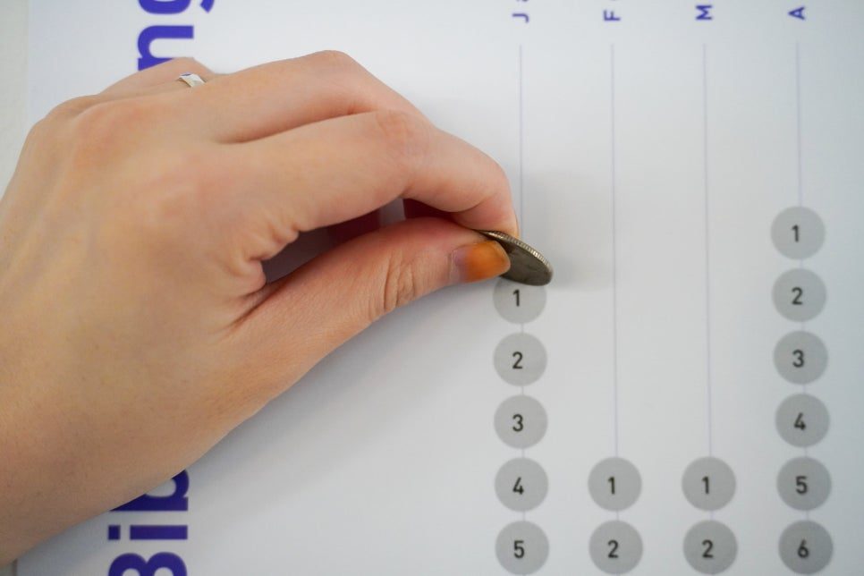 벽에 걸어둔 스크래치 포스터 달력 연출