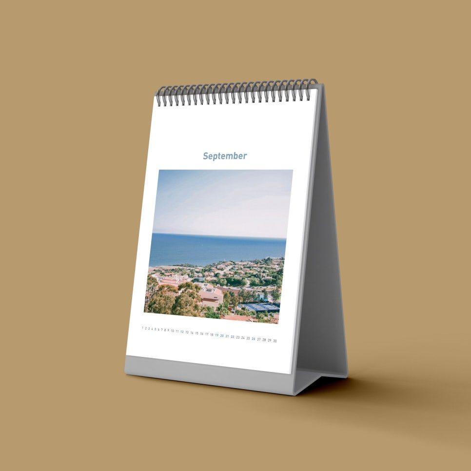 9월 페이지, 바다와 마을 풍경이 담긴 탁상달력 디자인