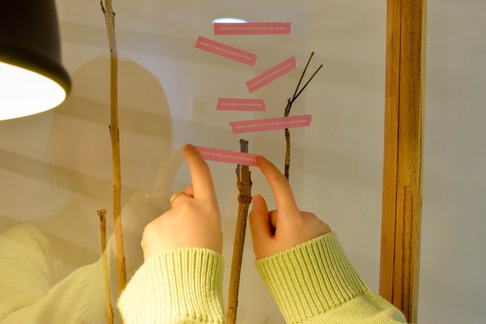 책상 위에 놓인 말씀한줄 신제품