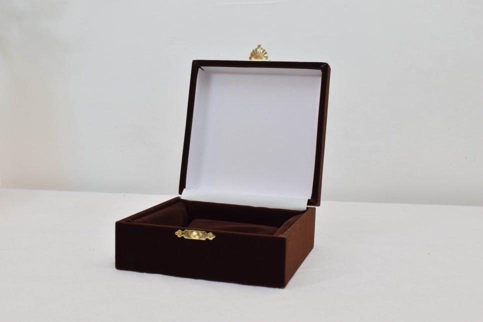 원목 나무상패와 금속 명판 디테일