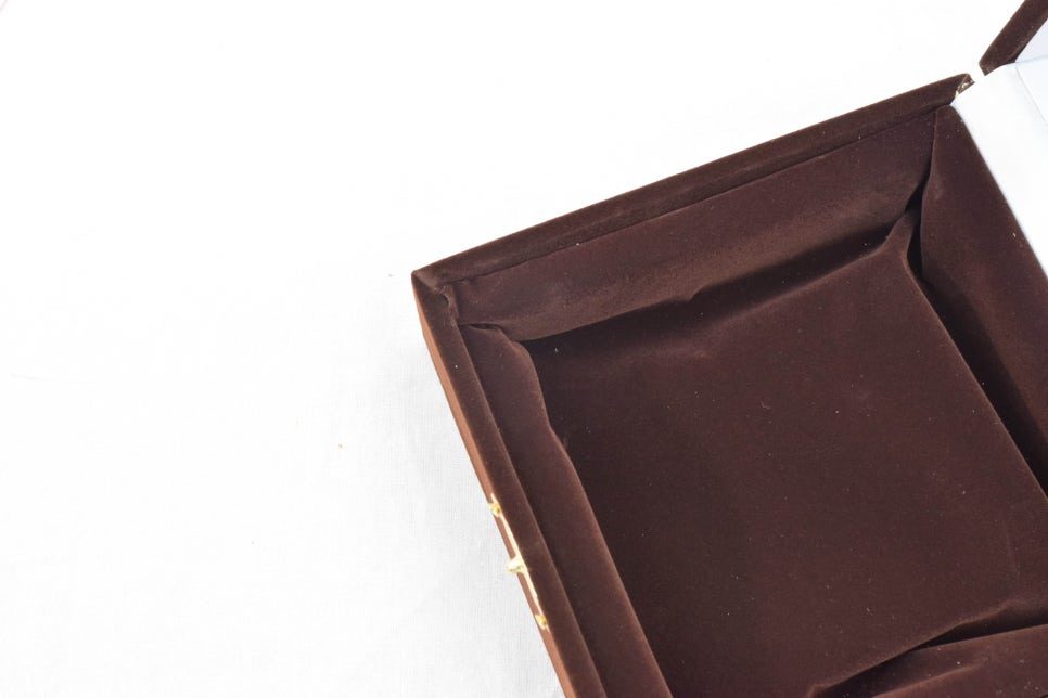 원목 상패와 골드 명판 디테일