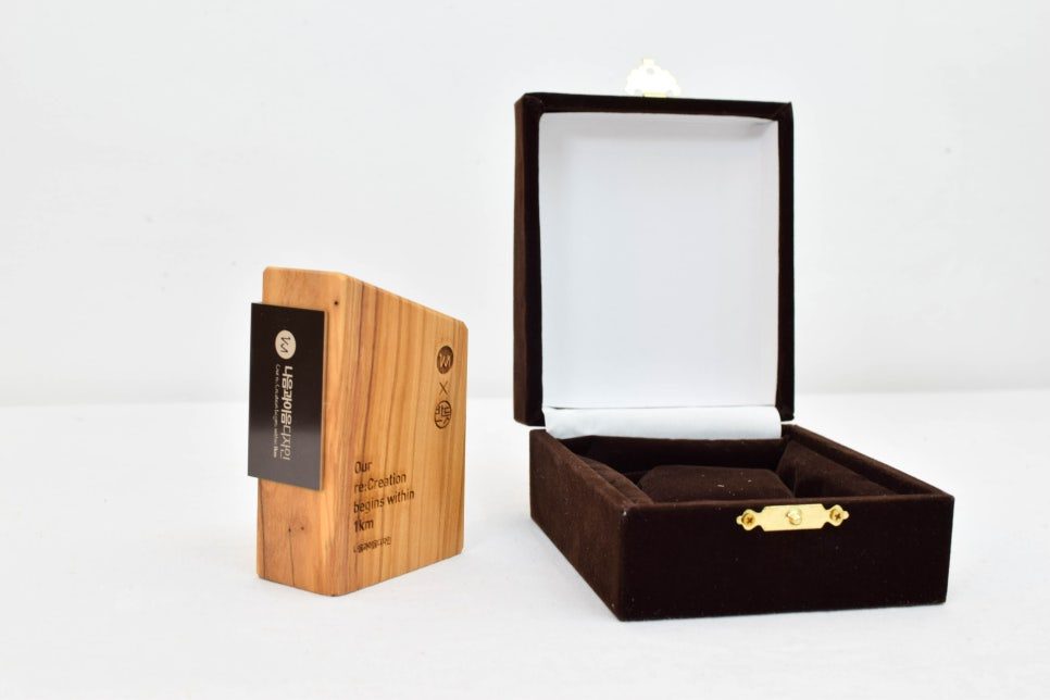 원목에 로고를 각인한 나무 상패 스탠다드M