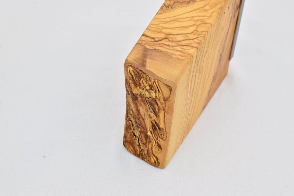 옆면 철물에 나무결을 살린 상패