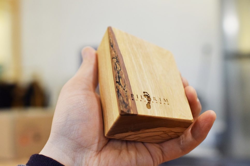 뒷면 발자국 엠블럼 각인 디테일