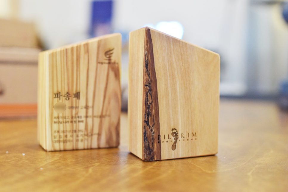 벨벳 케이스에 담긴 나무 상패