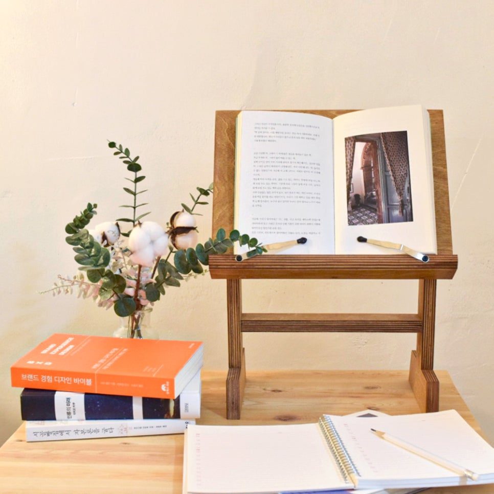 목공소반듯 키높이 독서대 메인 컷