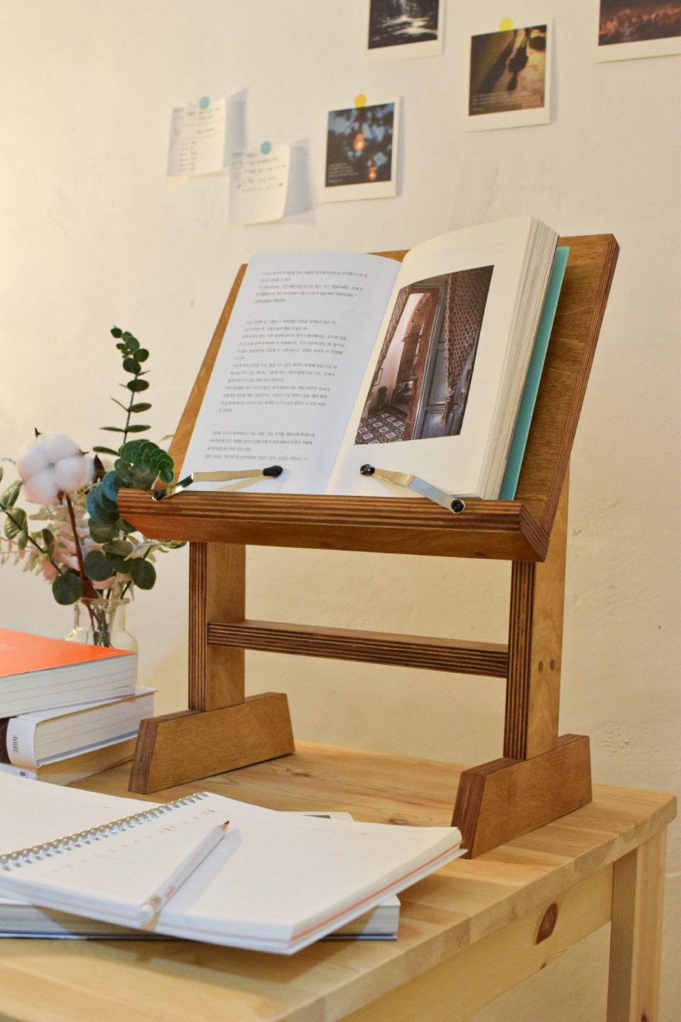 나뭇결이 살아 있는 원목 독서대