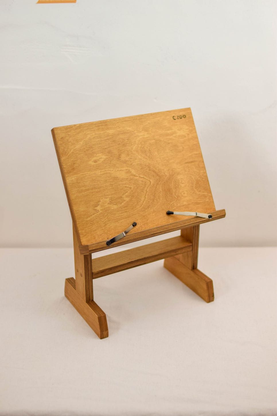 선물용으로 포장한 독서대 연출컷