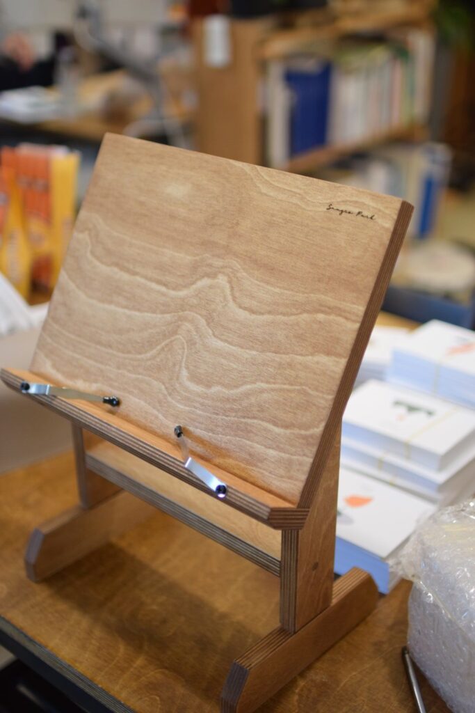 나무 재질의 책 거치 스탠드