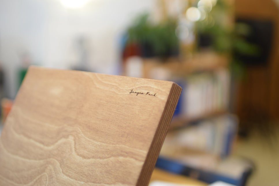 이름을 새긴 키높이독서대 디테일