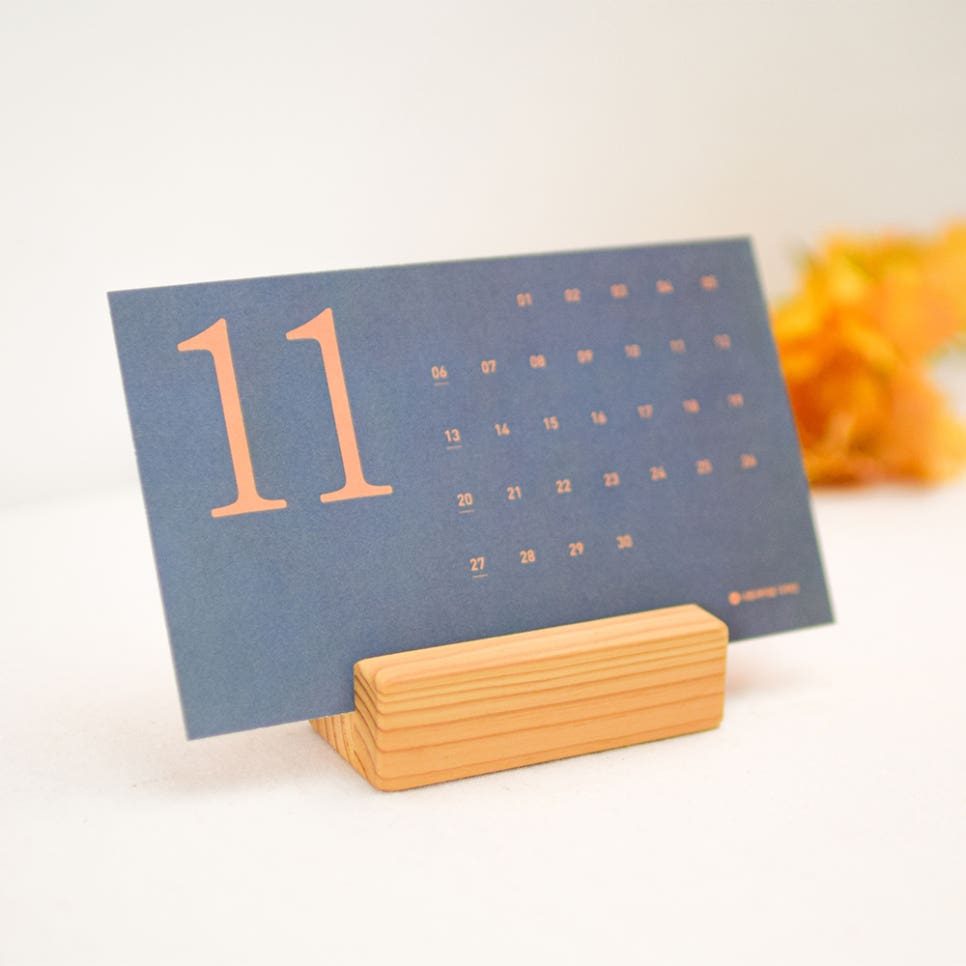 책상 위에 놓인 말씀 달력