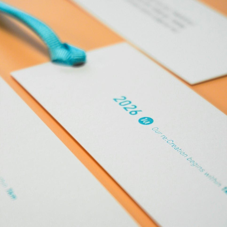 두꺼운 매트 수입지 질감이 드러난 디테일 컷