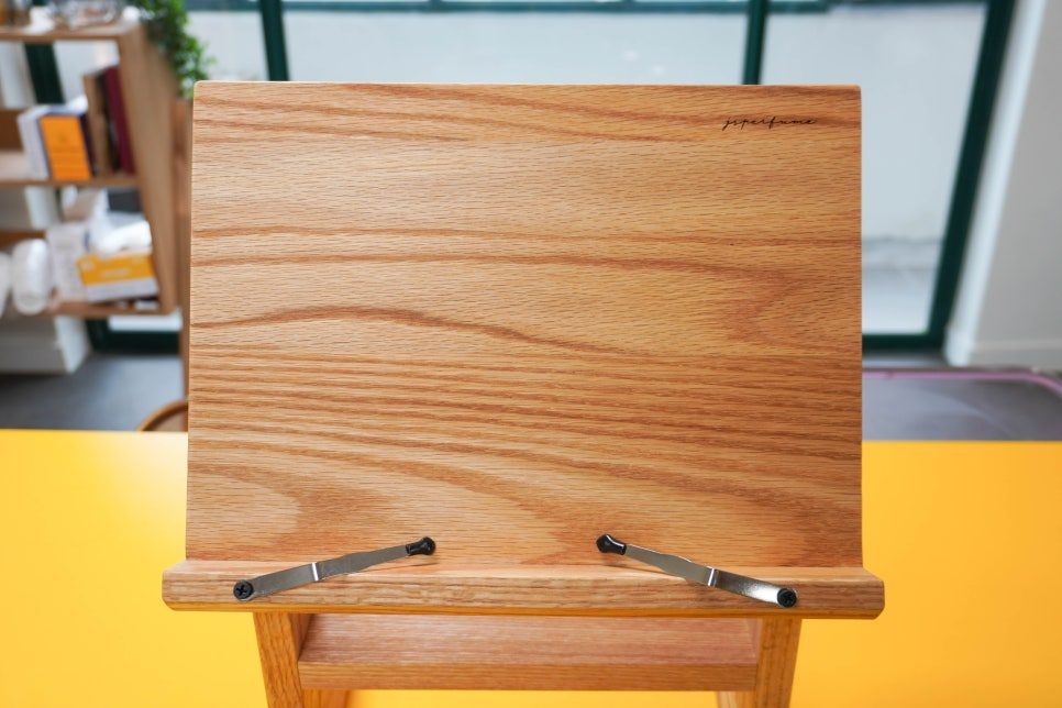 각인된 이름이 보이는 독서대 디테일