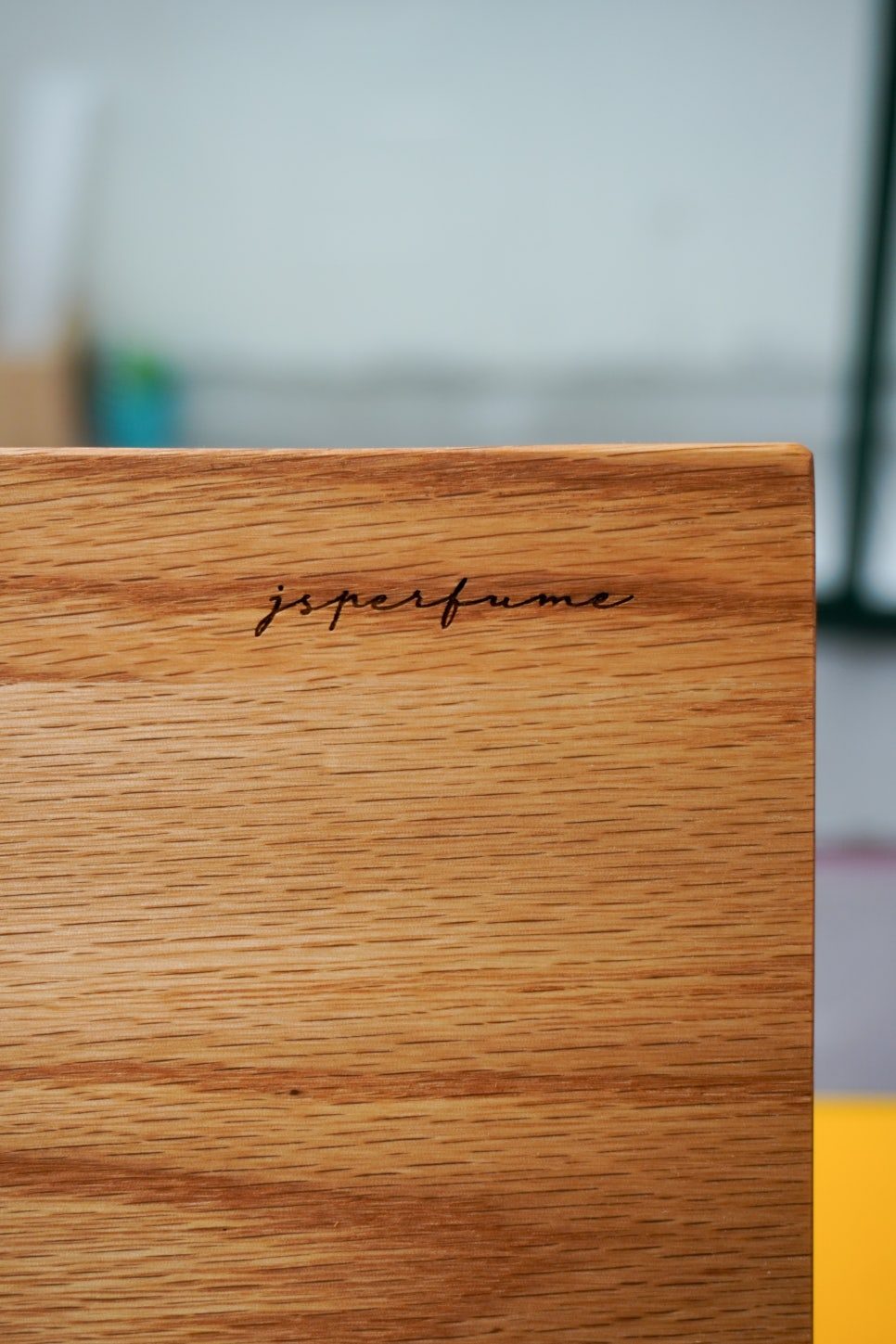 책상 위에 놓인 키높이 독서대 연출 컷