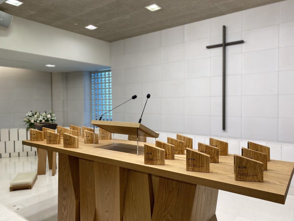 손에 쥔 나무 상패 크기 비교