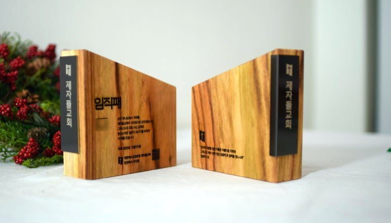 명판 상단 로고 영역