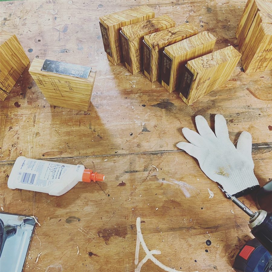 나무 결이 살아있는 감사패 디테일