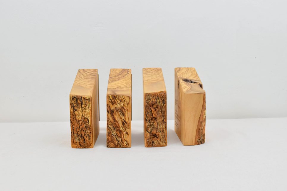 옆면 철물에 들어간 교회명 각인