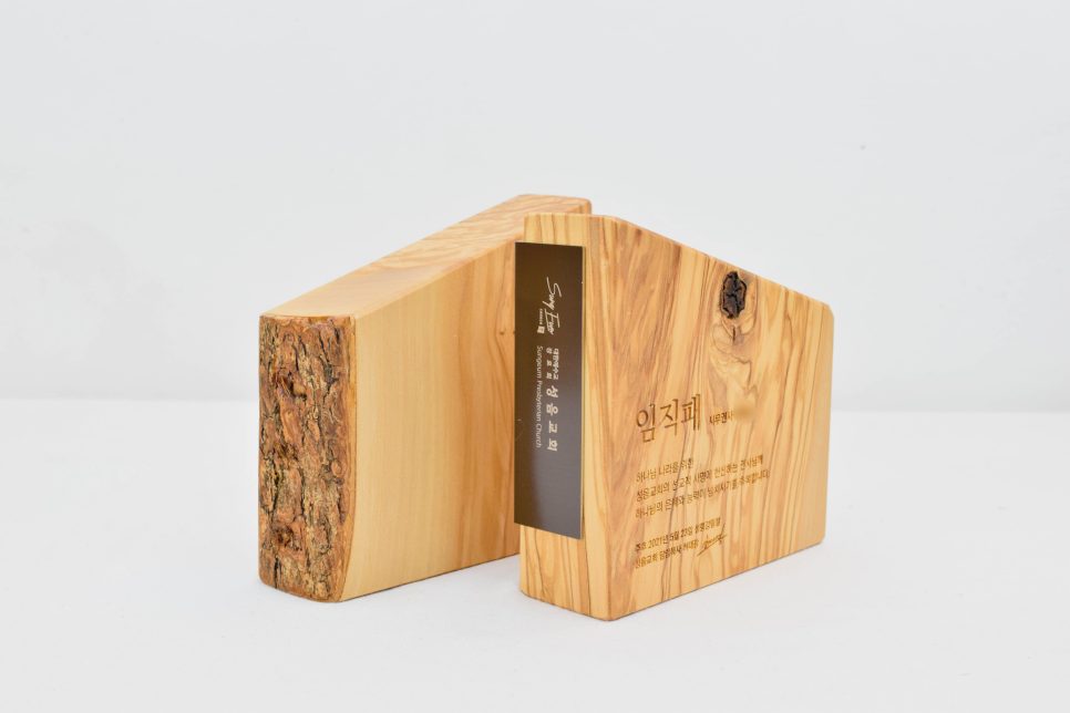 벨벳 케이스에 담긴 나무 임직패