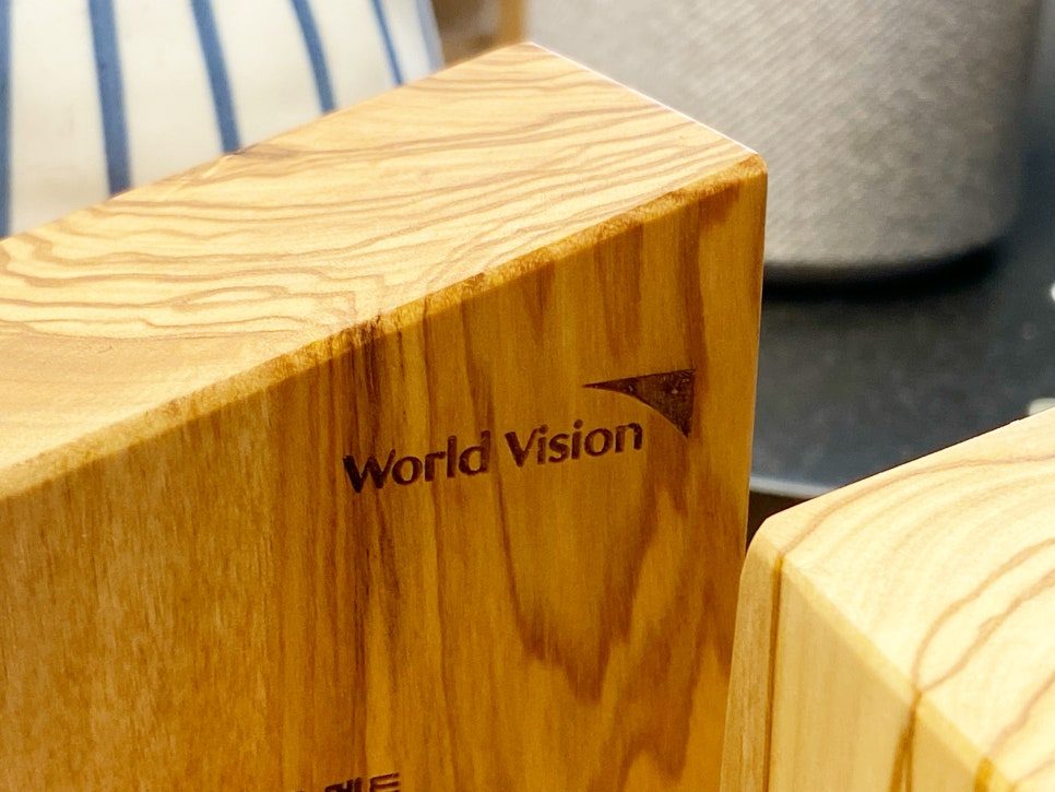 올리브나무 원목에 각인된 월드비전 감사패