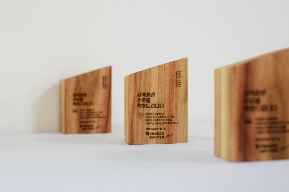 통원목 나이테가 살아 있는 상패 윗면