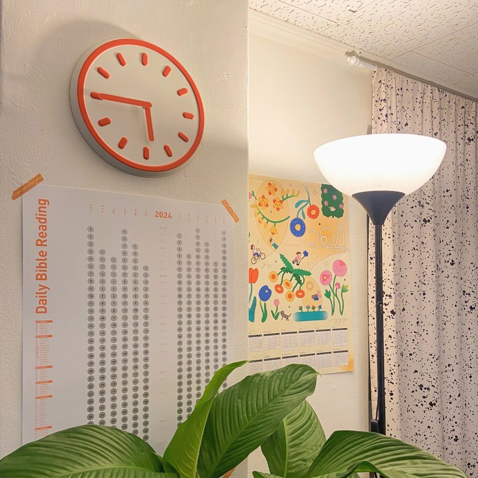 오렌지 단색 바탕의 캘린더 그리드