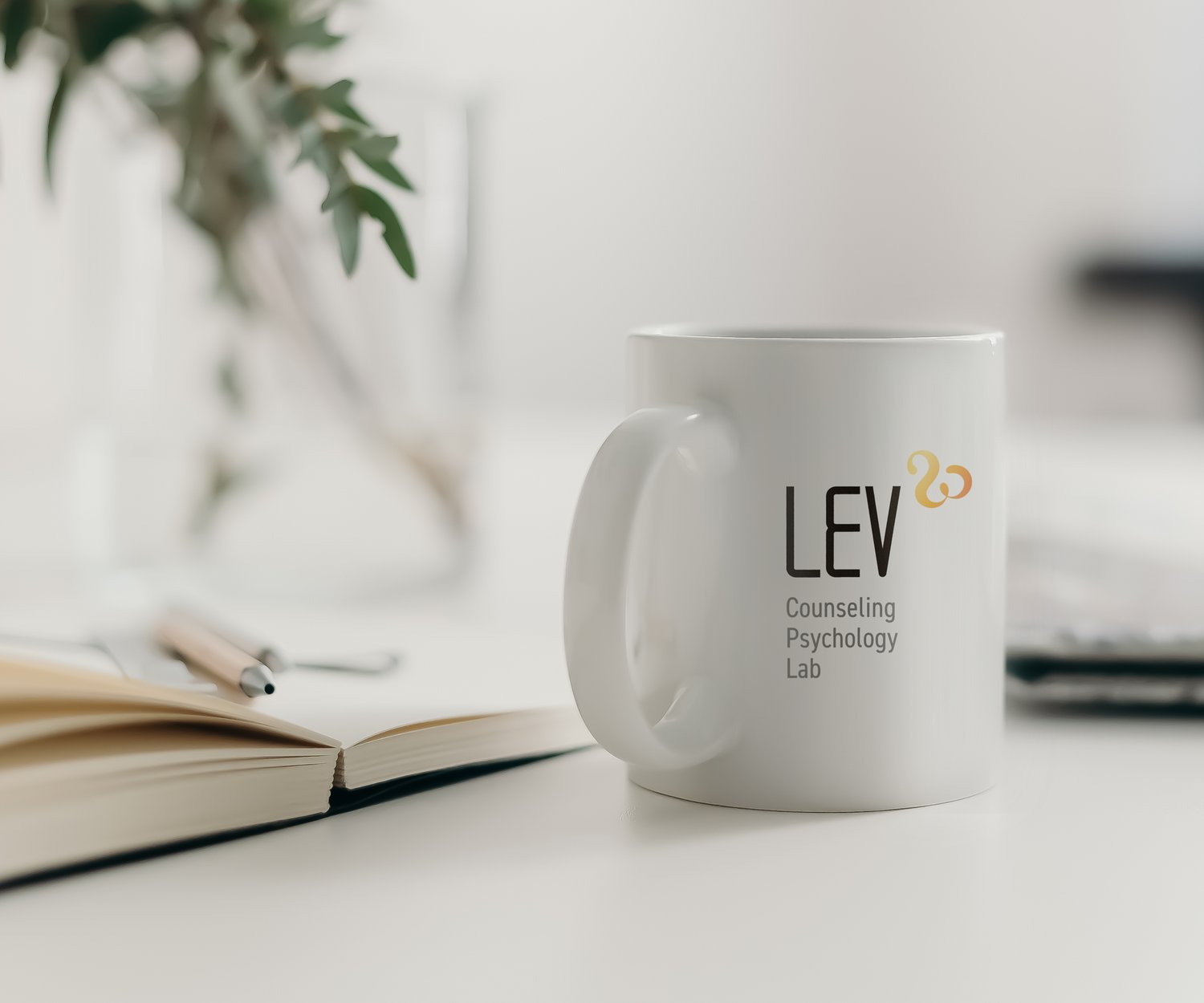 머그 응용 — 영문 약자 LEV와 심볼을 함께 얹었습니다.