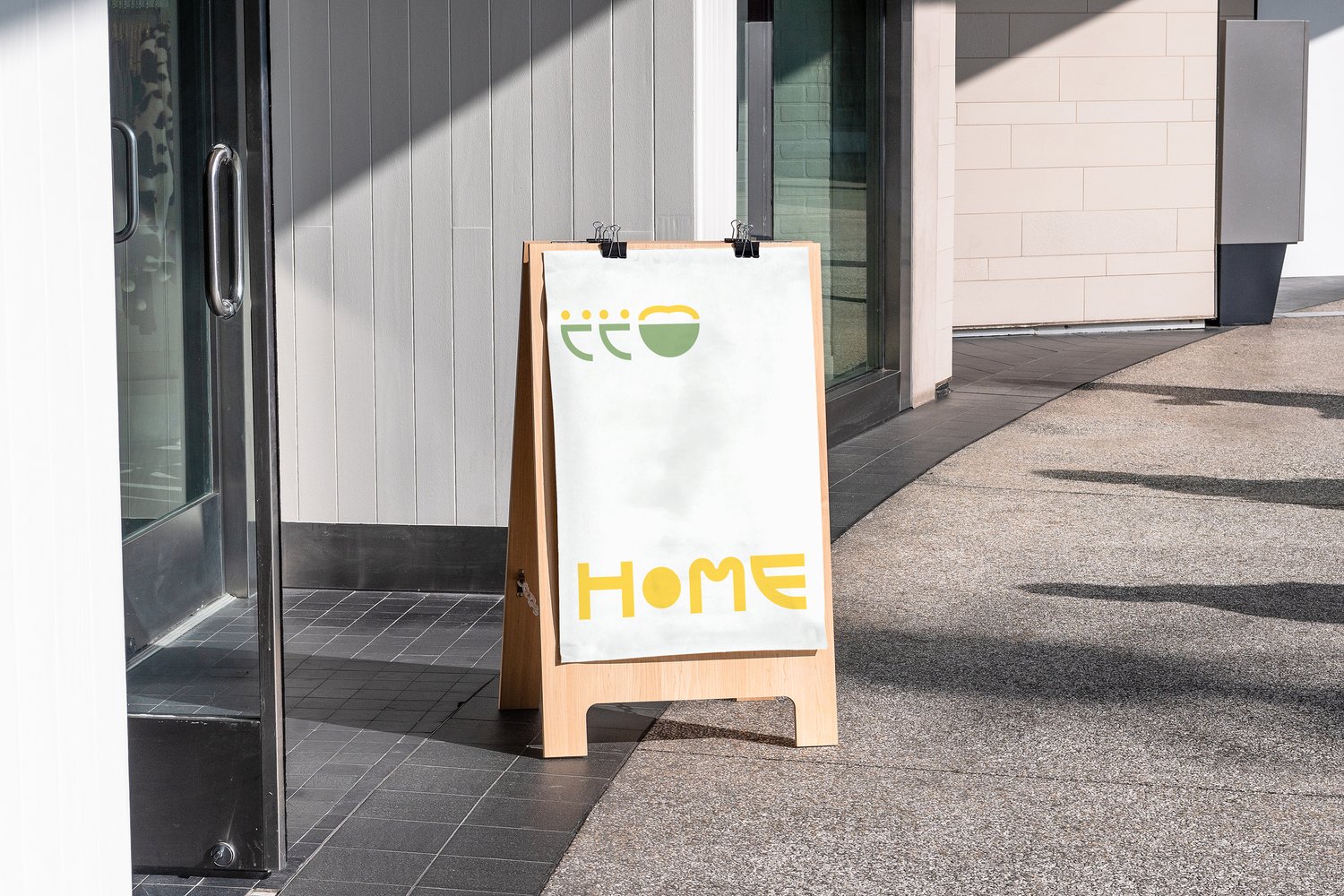 A자 입간판 — 그릇 모티프와 HOME 레터링을 위아래로 나눈 판형.
