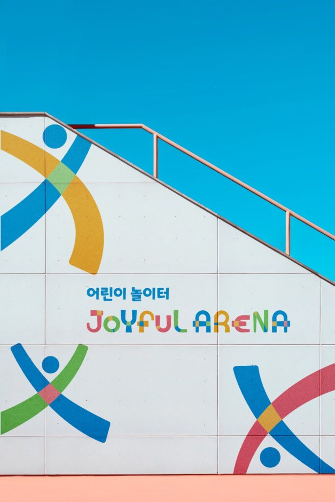 놀이터 로고 조이풀아레나 외벽 그래픽
