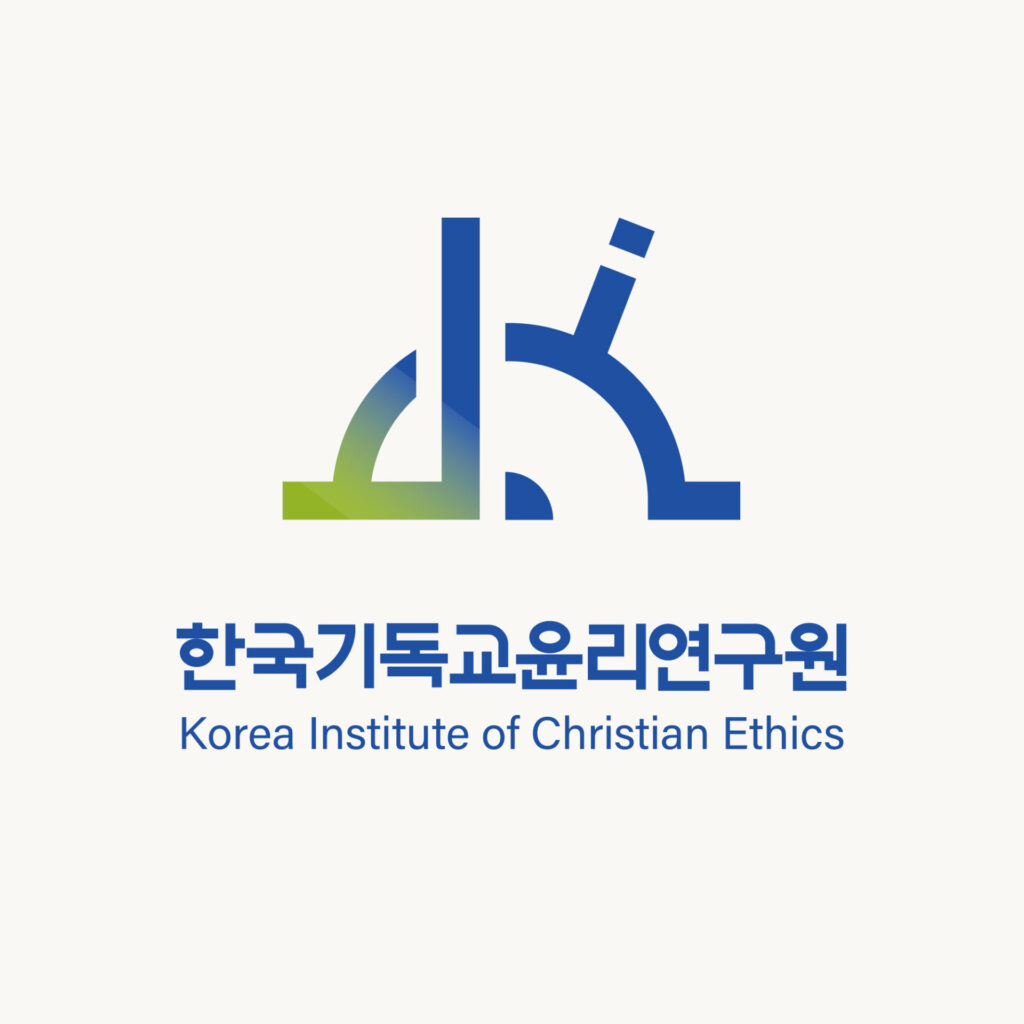 밝은 바탕 위에 파란 심볼을 크게 세우고 그 아래 가운데에 국문과 영문 기관명을 둔 세로형 로고이며 심볼의 왼쪽 아래 획만 연두에서 파랑으로 바뀌는 그라데이션으로 칠해져 있습니다.